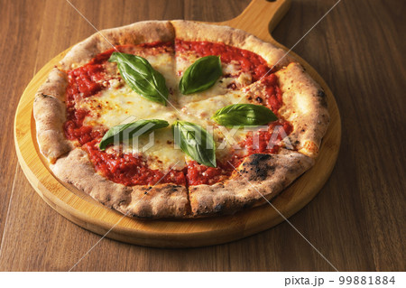 美味しそうな窯焼きピザマルゲリータ 99881884