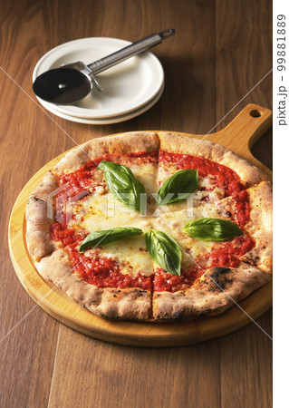 美味しそうな窯焼きピザマルゲリータ 美味しそうな窯焼きピザマルゲリータ 99881889