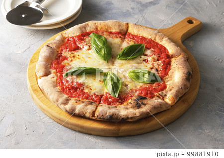 美味しそうな窯焼きピザマルゲリータ 99881910