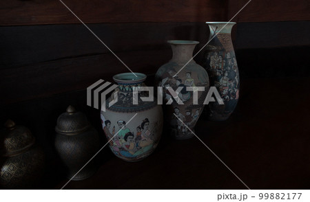 アンティーク陶磁器ショップのディスプレイ 99882177