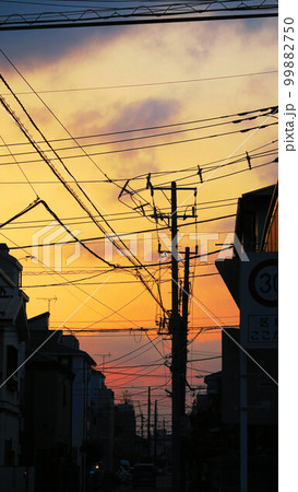 夕暮れの市街地の風景(埼玉県川口市) 夕暮れの市街地の風景(埼玉県川口市) 99882750