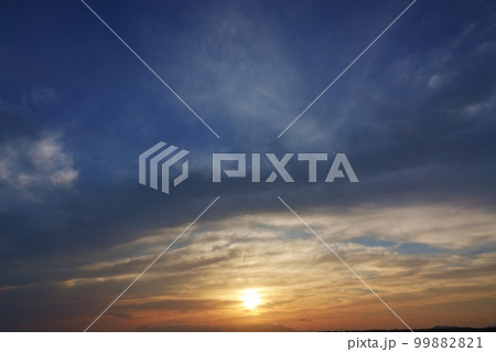 多様な雲が現れた春の夕空・広角・空主体・220505pm 99882821