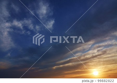 多様な雲が現れた春の夕空・広角・空主体・220505pm 99882822