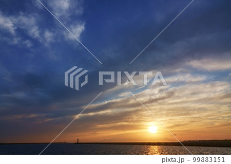 多様な雲が現れた春の夕空と港の風景・広角・空主体・220505pm 多様な雲が現れた春の夕空と港の風景・広角・空主体・220505pm 99883151