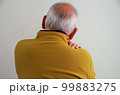 身体の痛みを感じる男性 99883275