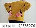 身体の痛みを感じる男性 99883276