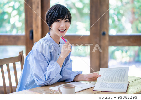 勉強する若い女性 99883299