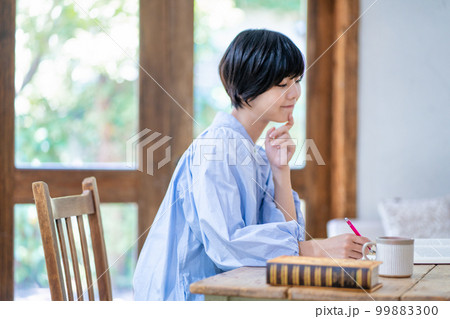勉強する若い女性 99883300