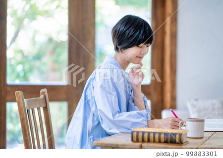 勉強する若い女性 99883301