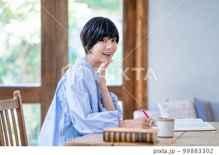 勉強する若い女性 99883302