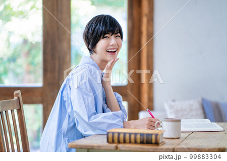 勉強する若い女性 99883304