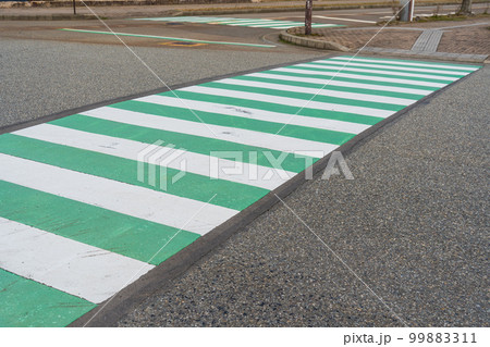 緑と白に塗られた横断歩道｜交通安全イメージ｜通学路イメージ｜注意喚起 99883311