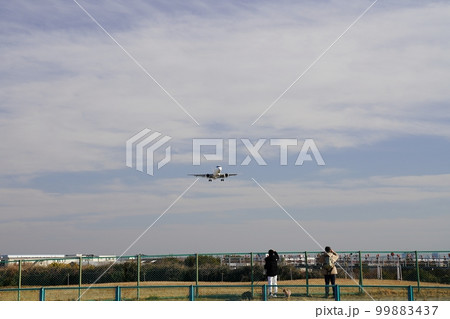 大阪 豊中 着陸前の飛行機(ボーイング737-800)と見学者(原田進入灯橋付近、晩冬) 大阪 豊中 着陸前の飛行機(ボーイング737-800)と見学者(原田進入灯橋付近、晩冬) 99883437