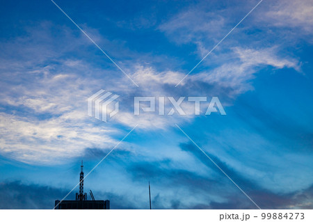 都会の空に広がる夕焼けが始まった青空と悪魔の登場のような流れる黒い雲とビル(東京都千代田区) 都会の空に広がる夕焼けが始まった青空と悪魔の登場のような流れる黒い雲とビル(東京都千代田区) 99884273