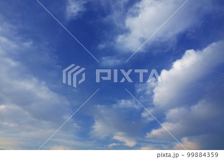 多様な雲が現れた春の夕空・広角・空主体・220505pm 99884359