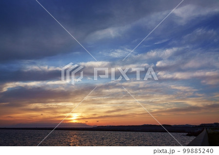 多様な雲が現れた春の夕空と港の風景・広角・空主体・220505pm 多様な雲が現れた春の夕空と港の風景・広角・空主体・220505pm 99885240