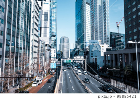 東京再開発 渋谷駅周辺の建設中の高層ビルと首都高速 2023.02　a-4 クールカラー 99885421