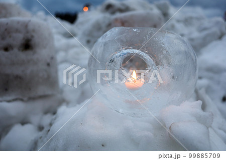 雪の中の氷雪灯篭(雪見街道いなぶ) 雪の中の氷雪灯篭(雪見街道いなぶ) 99885709