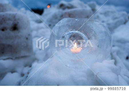 雪の中の氷雪灯篭(雪見街道いなぶ) 雪の中の氷雪灯篭(雪見街道いなぶ) 99885710