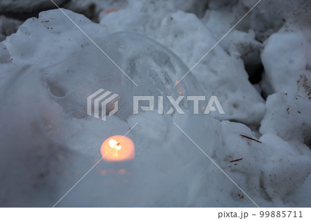 雪の中の氷雪灯篭（雪見街道いなぶ） 99885711