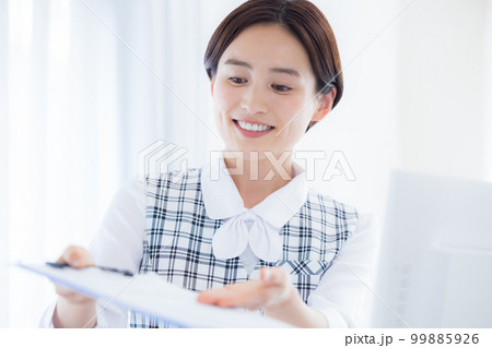 医療　医療事務員のポートレート 99885926