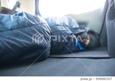 車中泊する男性 99886507