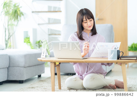 テレワーク 女性 リビング パソコン ライフスタイル カジュアル テレワーク 女性 リビング パソコン ライフスタイル カジュアル 99886642