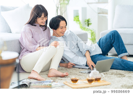 夫婦 カップル 家族 ライフスタイル リビング 夫婦 カップル 家族 ライフスタイル リビング 99886669