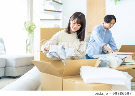 引越し　転勤　荷造り　夫婦　カップル　家族　ライフスタイル　リビング 99886697