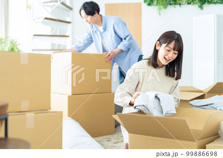 引越し　転勤　荷造り　夫婦　カップル　家族　ライフスタイル　リビング 99886698