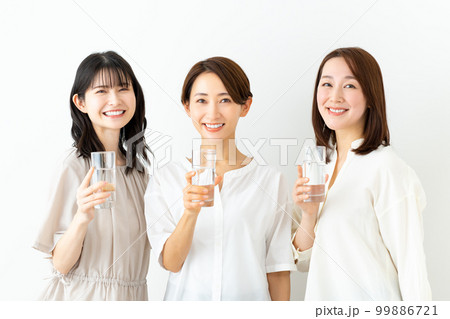 ミネラルウォーターを飲むミドルの女性 ミネラルウォーターを飲むミドルの女性 99886721