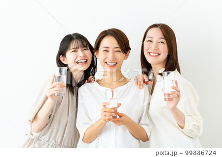ミネラルウォーターを飲むミドルの女性 ミネラルウォーターを飲むミドルの女性 99886724
