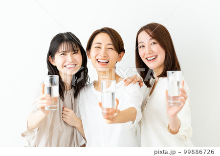 ミネラルウォーターを飲むミドルの女性 ミネラルウォーターを飲むミドルの女性 99886726