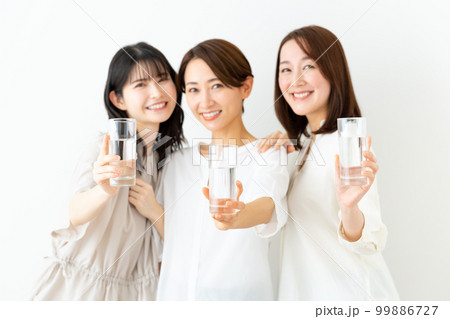 ミネラルウォーターを飲むミドルの女性 ミネラルウォーターを飲むミドルの女性 99886727