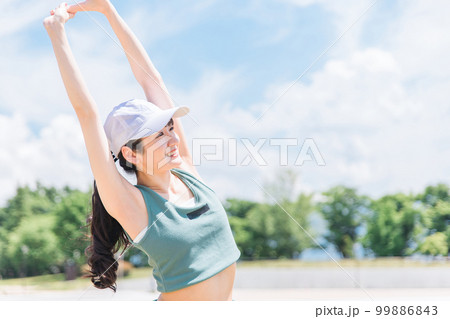 公園でストレッチをするアジア人女性（運動・スポーツ・有酸素運動） 99886843