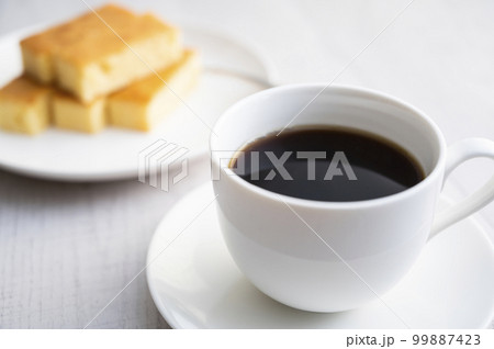 チーズケーキバーとコーヒー 99887423