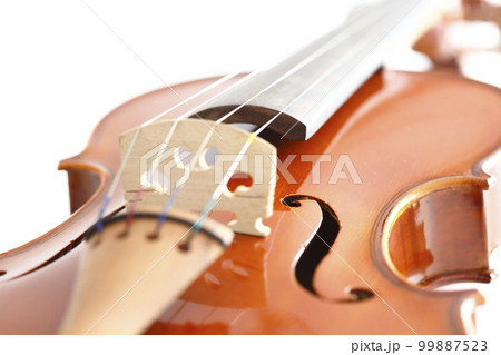 白バックで撮ったヴァイオリンのイメージ写真の写真素材 [99887523