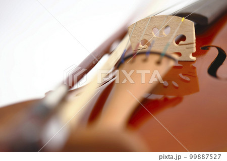 白バックで撮ったヴァイオリンのイメージ写真 99887527