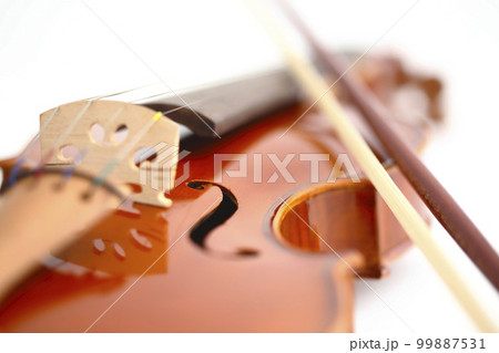 白バックで撮ったヴァイオリンのイメージ写真 99887531