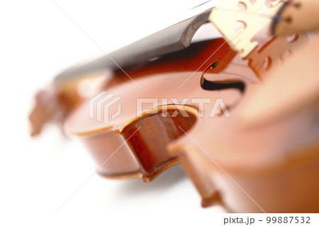 白バックで撮ったヴァイオリンのイメージ写真 白バックで撮ったヴァイオリンのイメージ写真 99887532