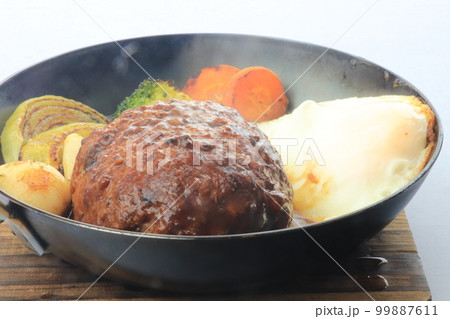 目玉焼きとハンバーグと野菜 目玉焼きとハンバーグと野菜 99887611