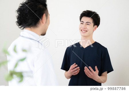 研修医や看護師とベテランドクターのイメージ 研修医や看護師とベテランドクターのイメージ 99887786