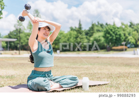 公園でダンベルを使ってワークアウト・トレーニングする女性(筋肉・筋トレ) 公園でダンベルを使ってワークアウト・トレーニングする女性(筋肉・筋トレ) 99888293