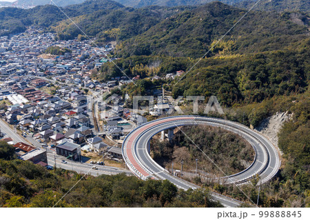 日本の岡山県玉野市のループ橋 99888845