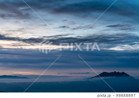 大観峰の夜明け　【熊本県阿蘇市】 99888897