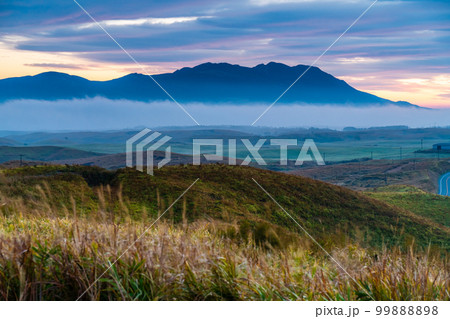 大観峰の夜明け　【熊本県阿蘇市】 99888898