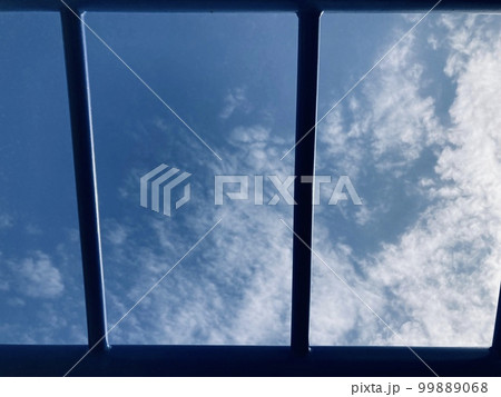 遊具越しの 空 遊具越しの 空 99889068