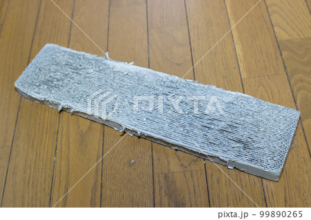 ボロボロになった段ボール製の猫の爪とぎ ボロボロになった段ボール製の猫の爪とぎ 99890265