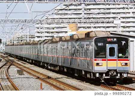 東西線の高架区間をゆく東葉高速鉄道1000形 99890272