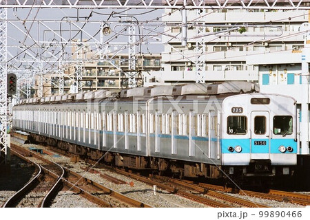 三鷹へ向けて高架区間をゆくを営団地下鉄東西線の5000系（アルミ車） 99890466